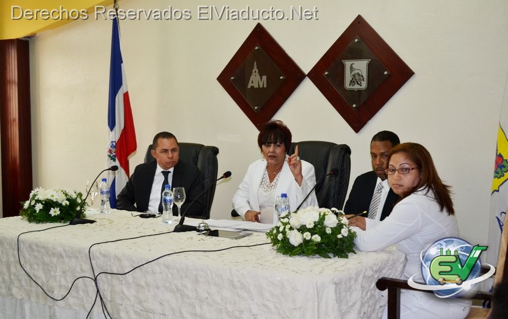 Sesión Extraordinaria 08-2012, que presidió como se estila, Ramona Santos, regidora de mayor edad y Luís Rodríguez, regidor de menor edad